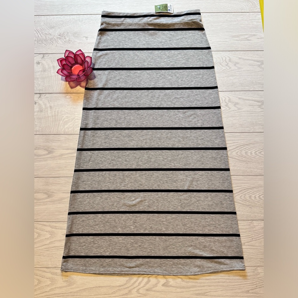 Ambiance Apparel - Long Maxi Skirt -Size Medium- NEW